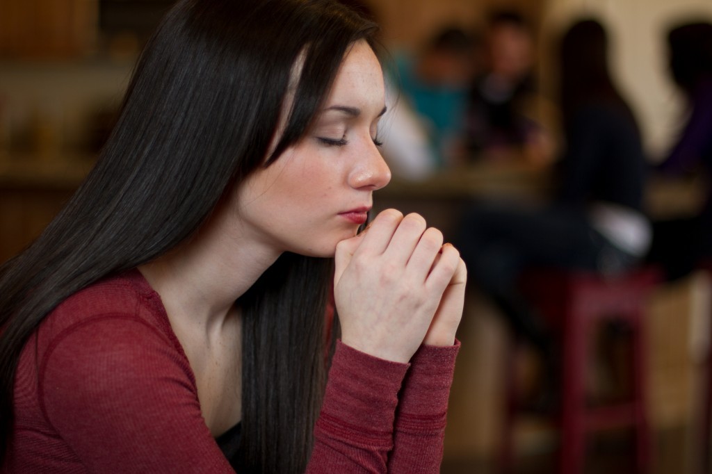 giovane-donna-pregando