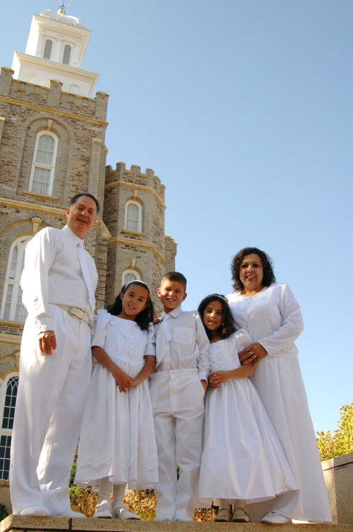 Famiglia mormone davanti al tempio